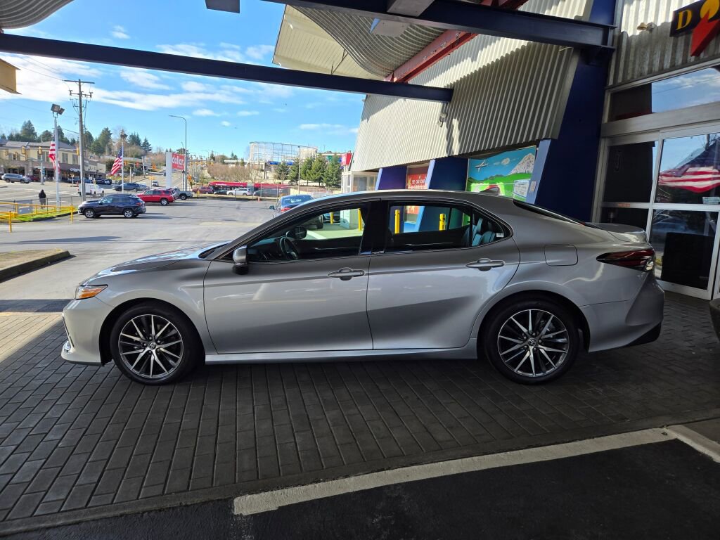 Used 2024 Toyota Camry XLE w/ Cold Weather Package FWD image 8