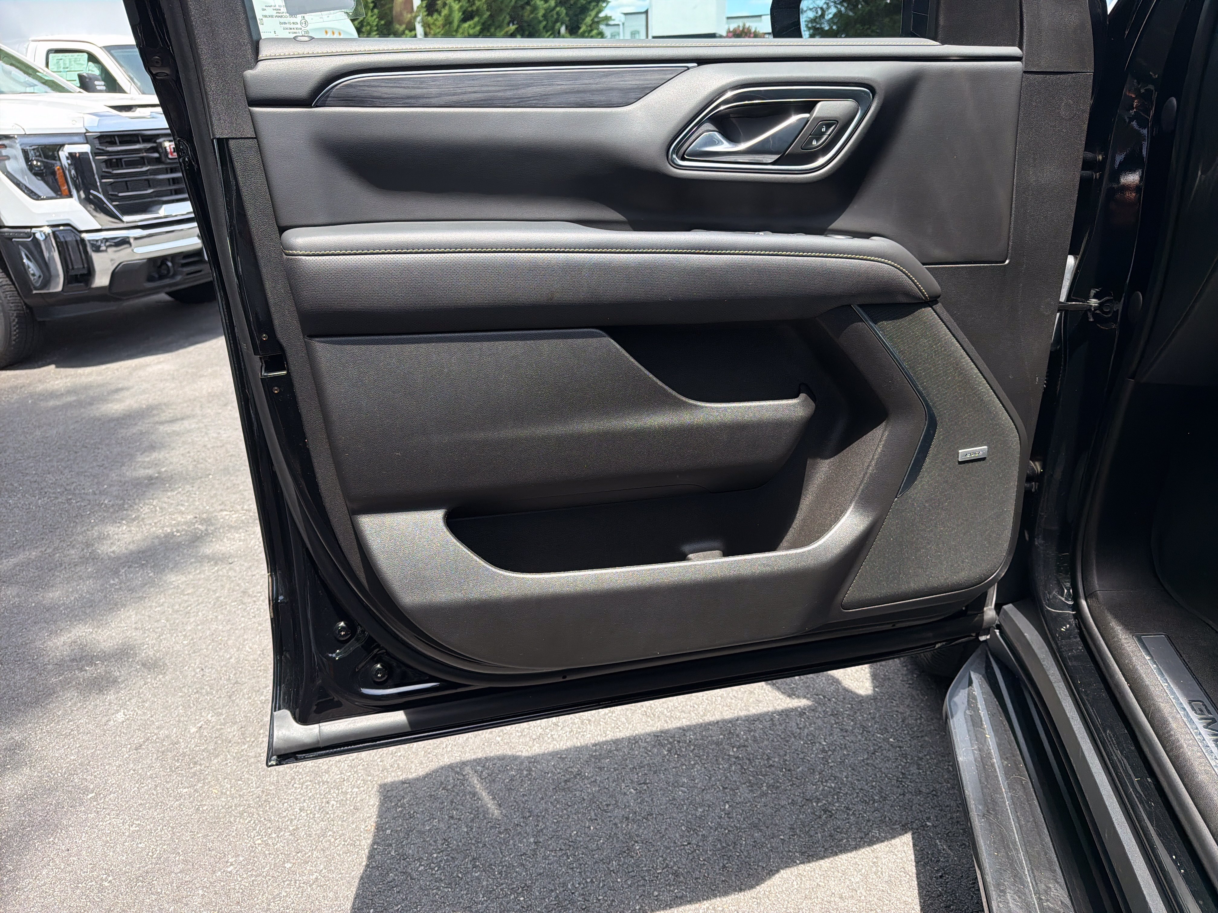 Used 2023 GMC Yukon SLT w/ SLT Luxury Package AWD/4WD image 14