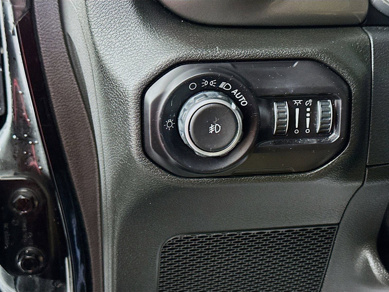 Used 2018 Jeep Wrangler Unlimited Sahara w/ Cold Weather Group AWD/4WD image 10