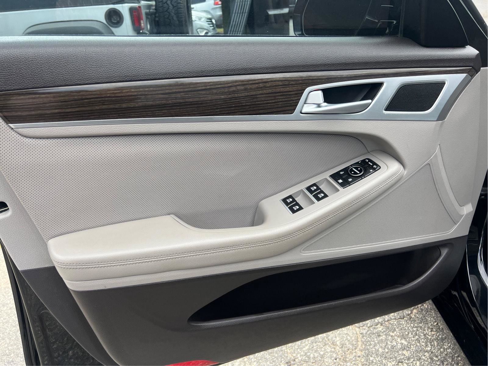 Used 2016 Hyundai Genesis 3.8 RWD image 18