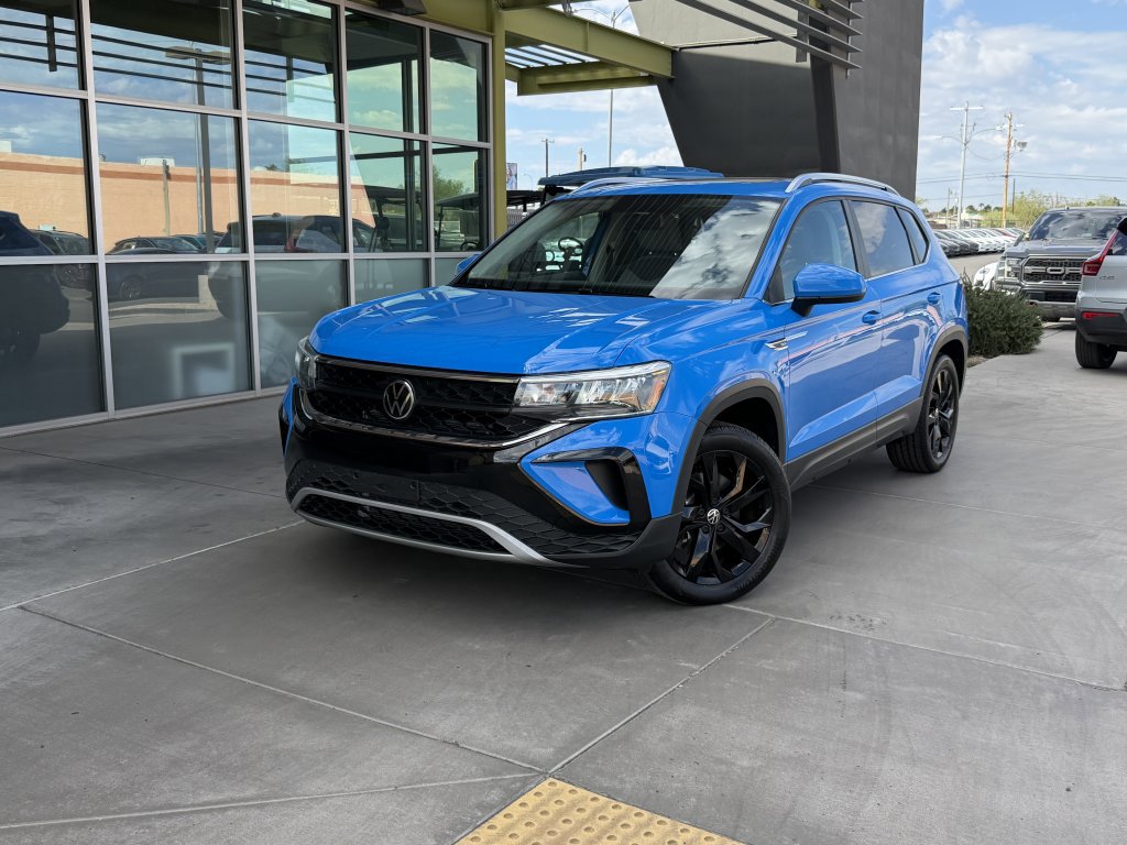 Used 2022 Volkswagen Taos SE w/ Panoramic Sunroof Package image 2
