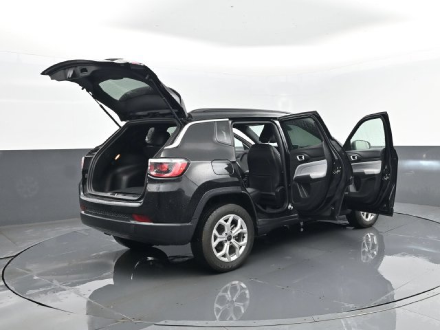 Used 2025 Jeep Compass Latitude AWD/4WD image 29
