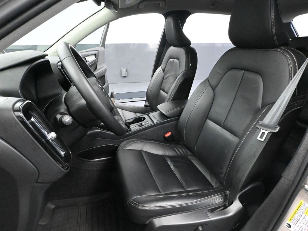 Used 2023 Volvo XC40 B5 Core image 24