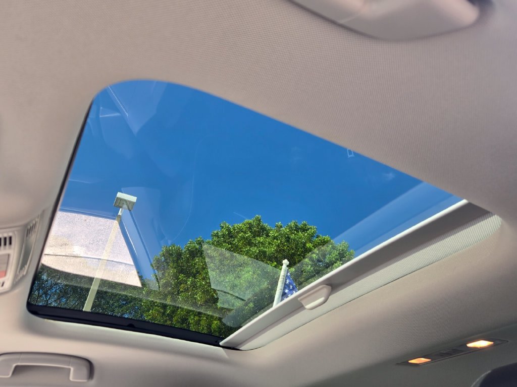 Certified 2024 Volkswagen Jetta SE w/ Panoramic Sunroof Package FWD image 19