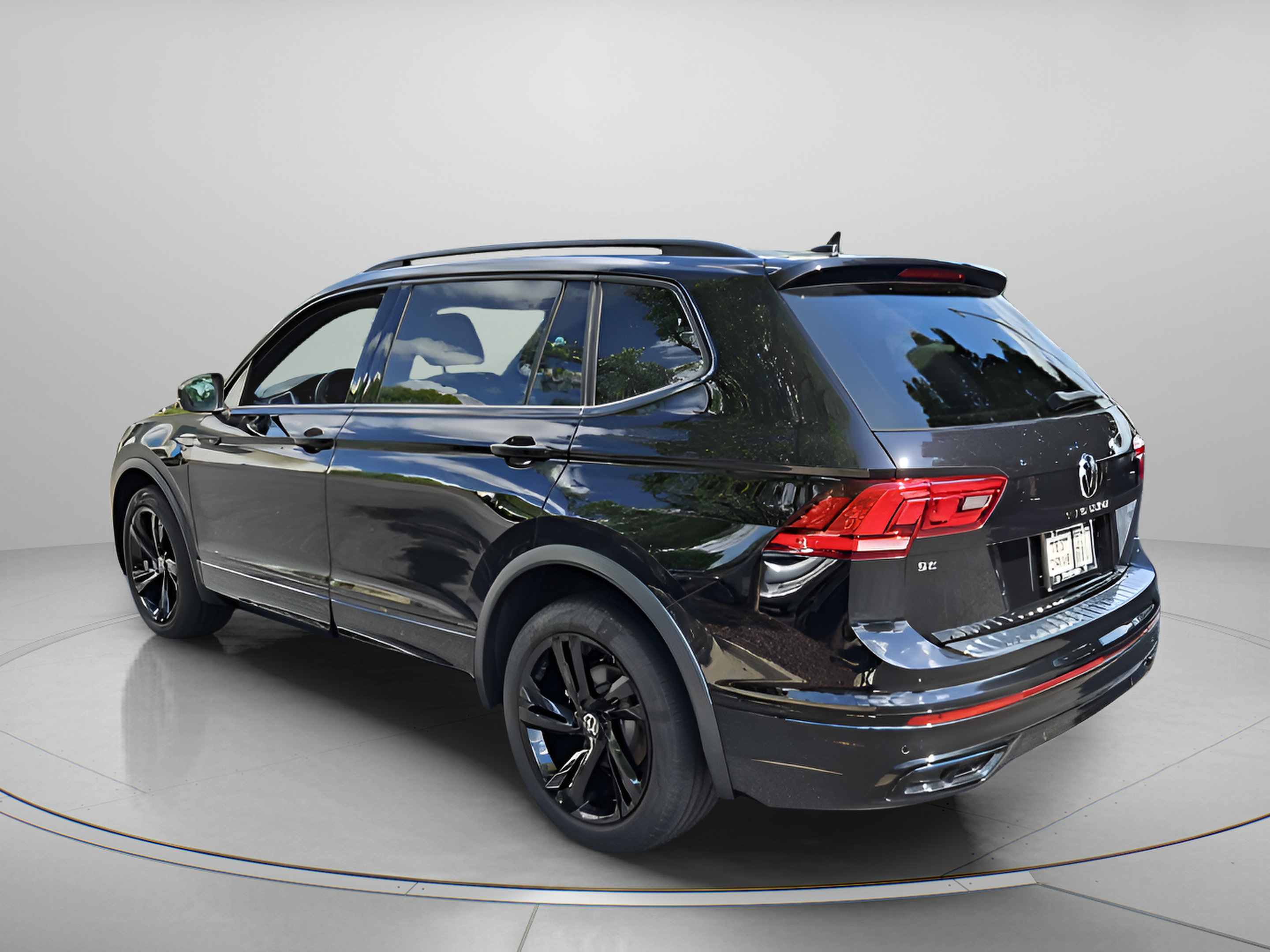 Certified 2023 Volkswagen Tiguan SE R-Line FWD image 3