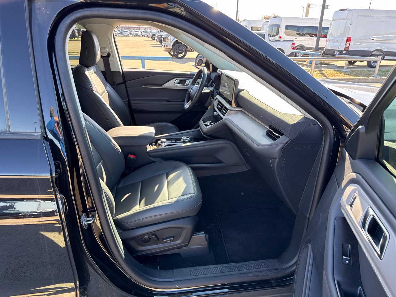 Used 2025 Ford Explorer Active w/ Active Comfort Package RWD image 14