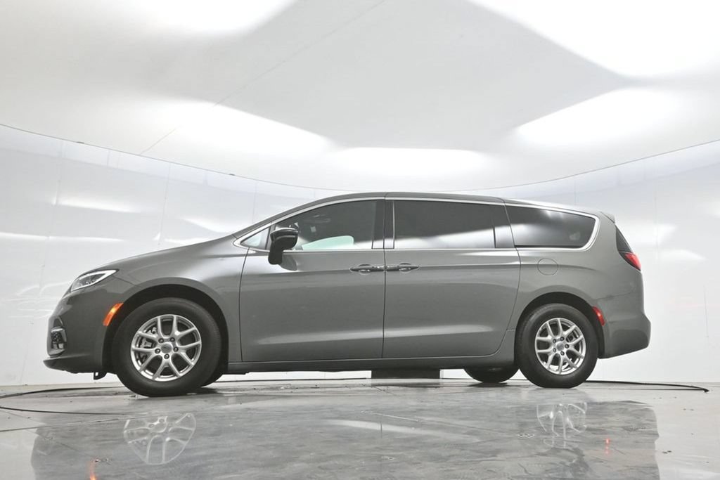 Used 2025 Chrysler Pacifica Select FWD image 7