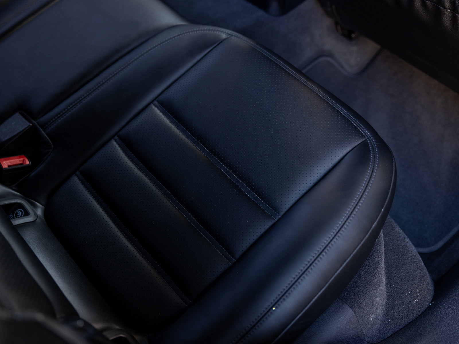 Certified 2026 Porsche Macan AWD/4WD image 35