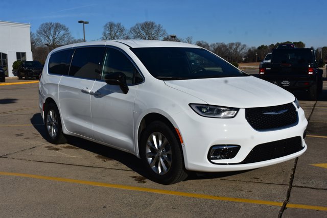 New 2026 Chrysler Pacifica Select image 3