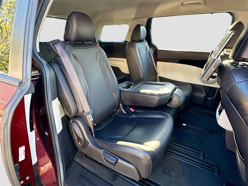 Used 2022 Kia Carnival EX image 29