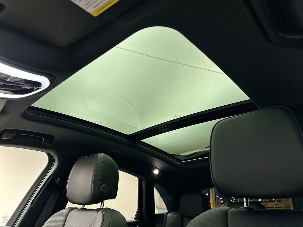 Used 2025 Porsche Macan image 11