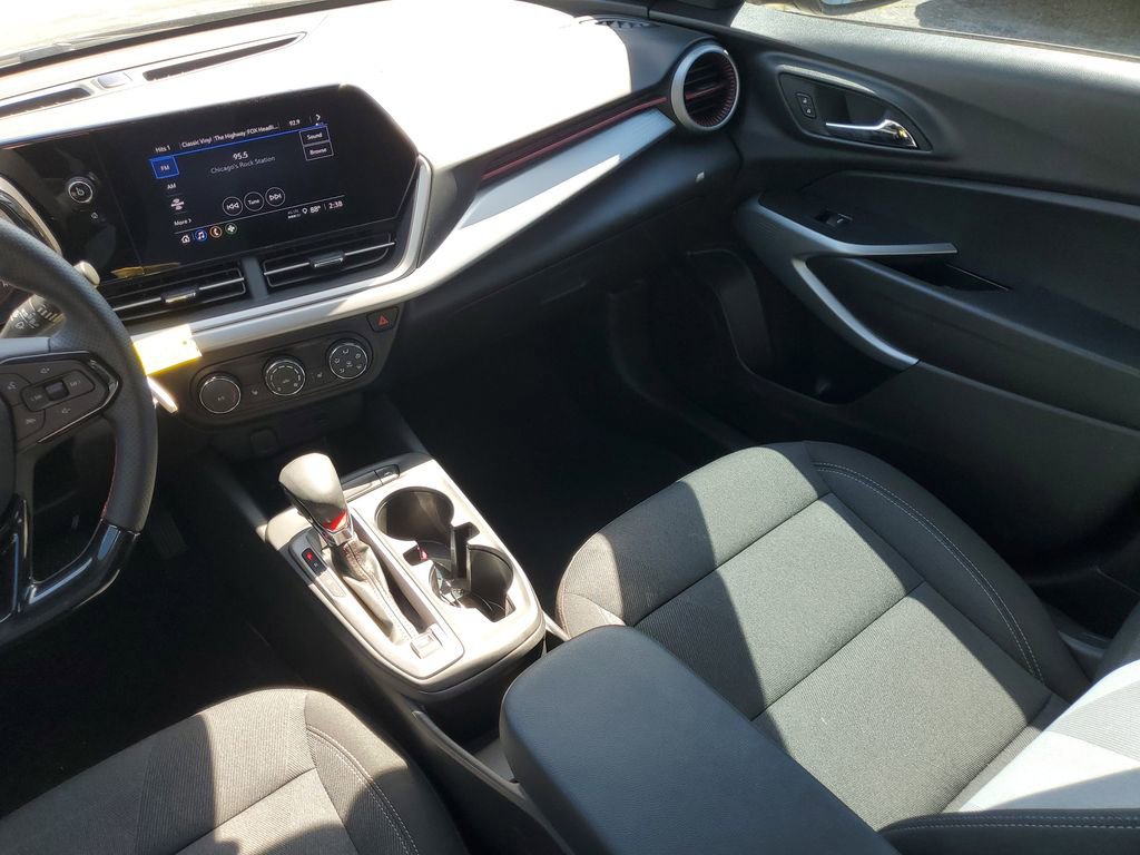Certified 2025 Chevrolet Trax RS w/ Sunroof Package FWD image 13