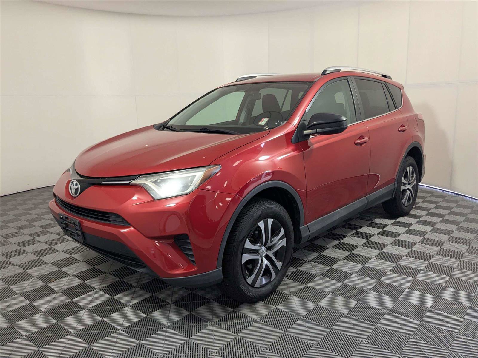 Used 2016 Toyota RAV4 LE image 2
