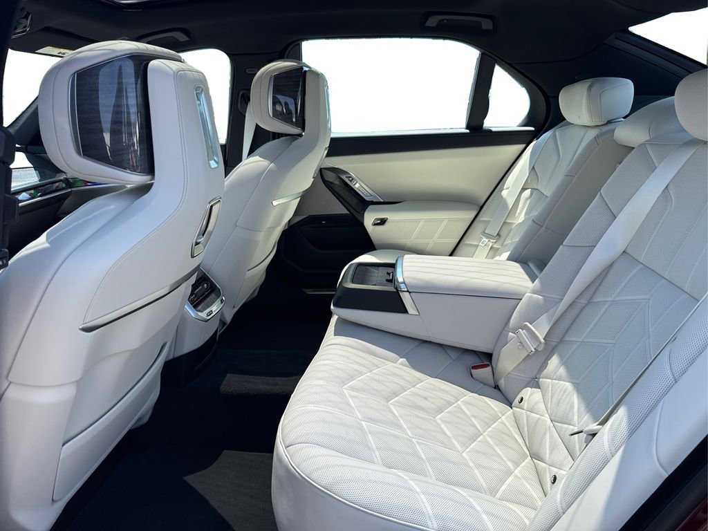 New 2025 BMW 750e xDrive image 10