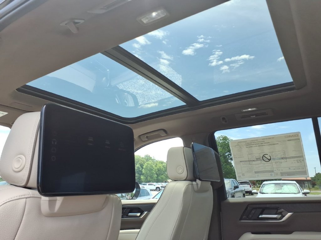 New 2026 GMC Yukon Denali w/ Advanced Technology Package AWD/4WD image 17