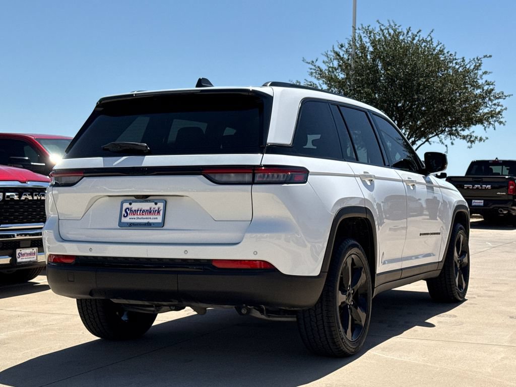 Used 2024 Jeep Grand Cherokee Altitude RWD image 8