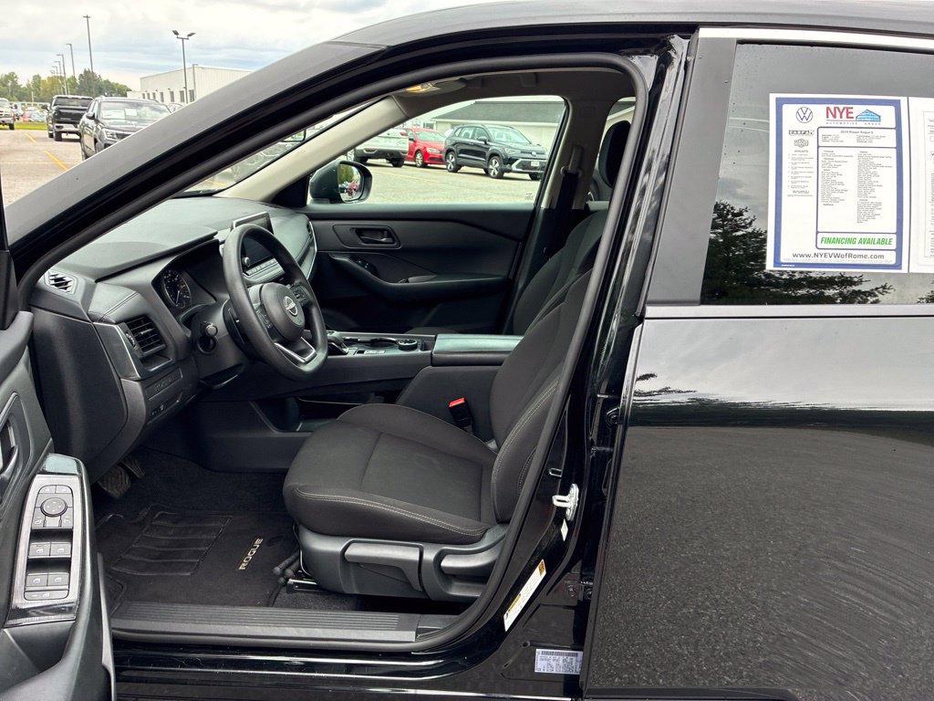 Used 2024 Nissan Rogue S AWD/4WD image 10