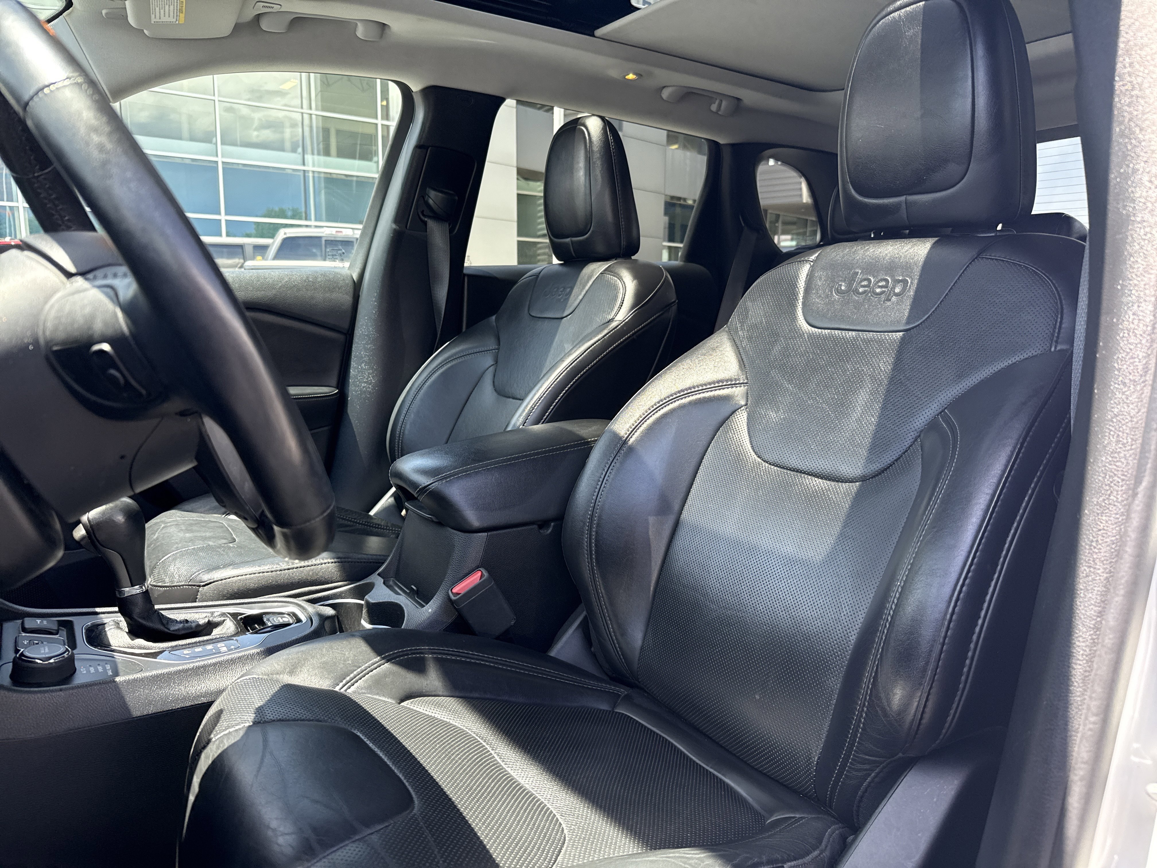 Used 2019 Jeep Cherokee Limited AWD/4WD image 12