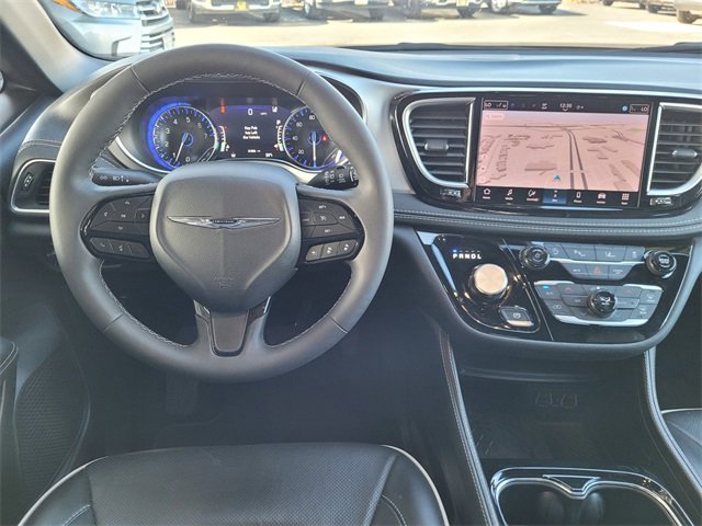 Certified 2025 Chrysler Pacifica Limited image 7