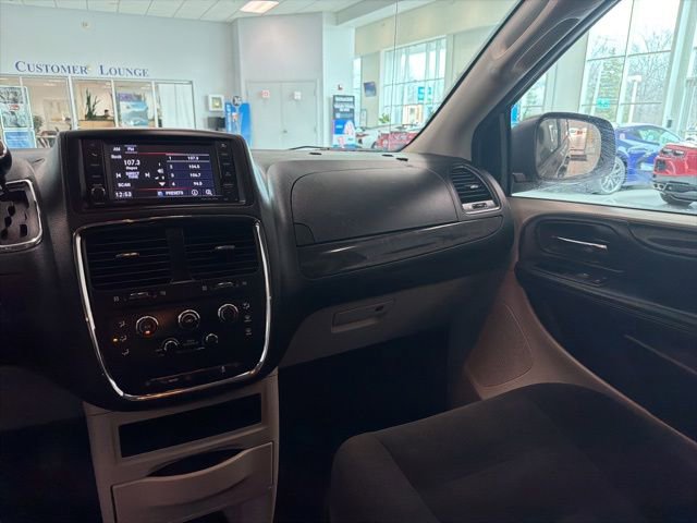 Used 2018 Dodge Grand Caravan SE image 24