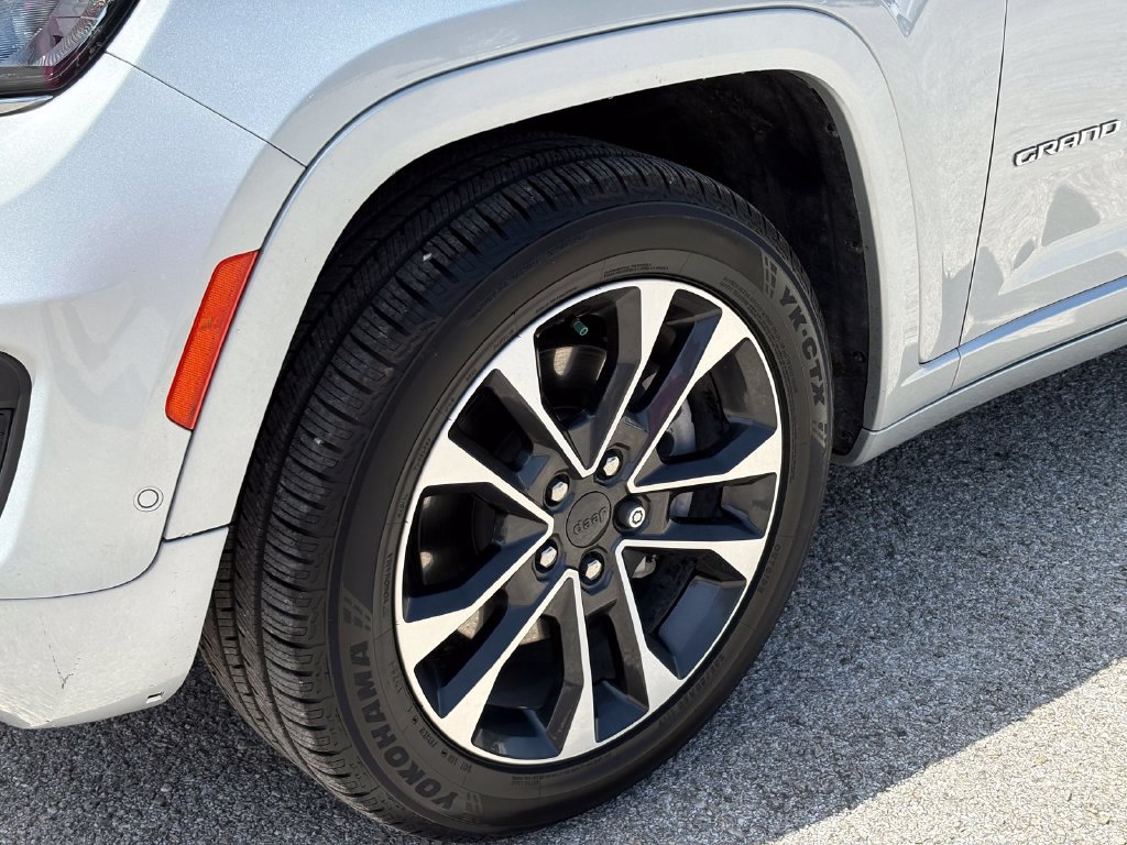 Used 2023 Jeep Grand Cherokee L Overland w/ Luxury Tech Group IV AWD/4WD image 9