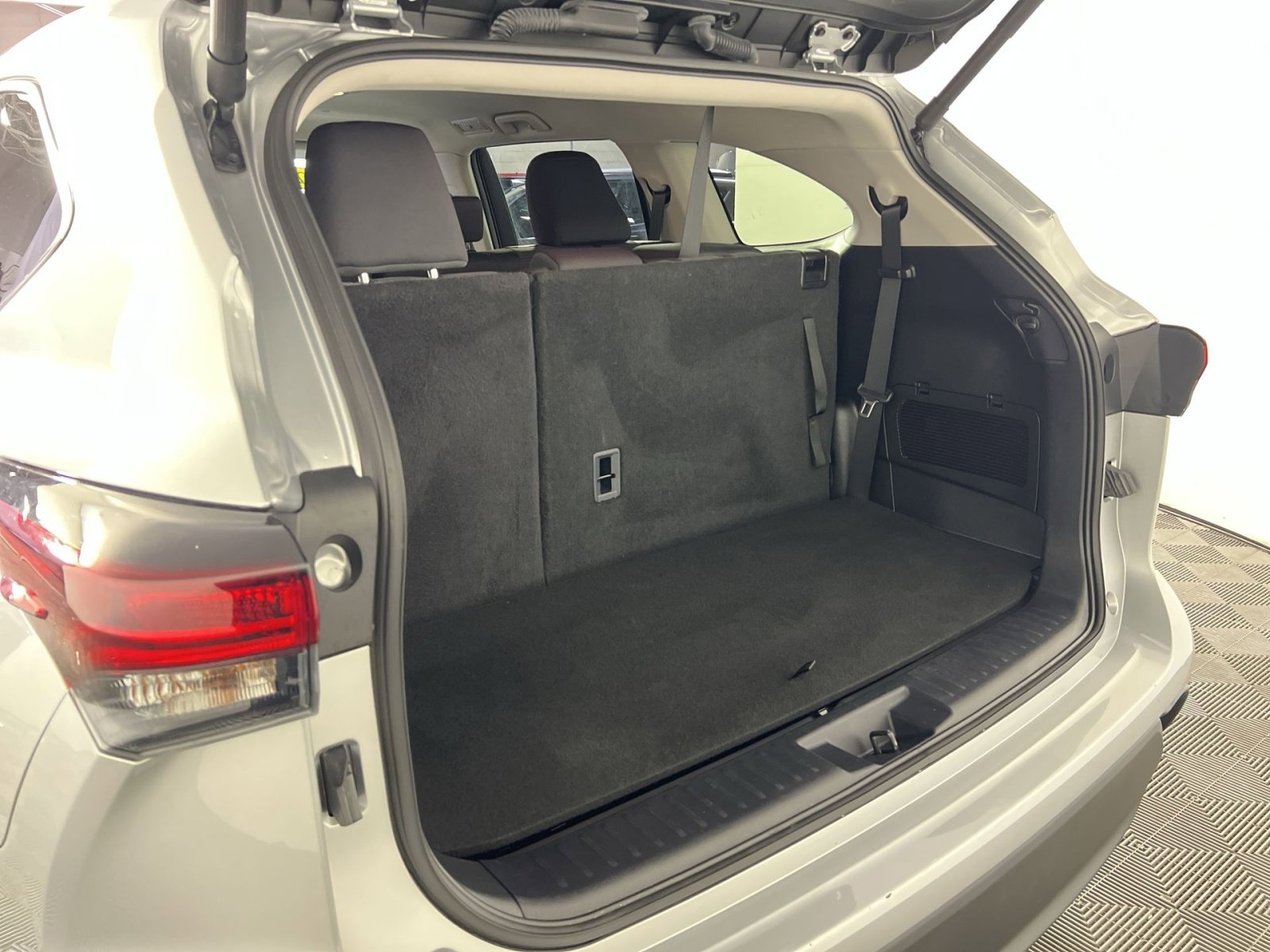 Used 2024 Toyota Highlander LE image 27