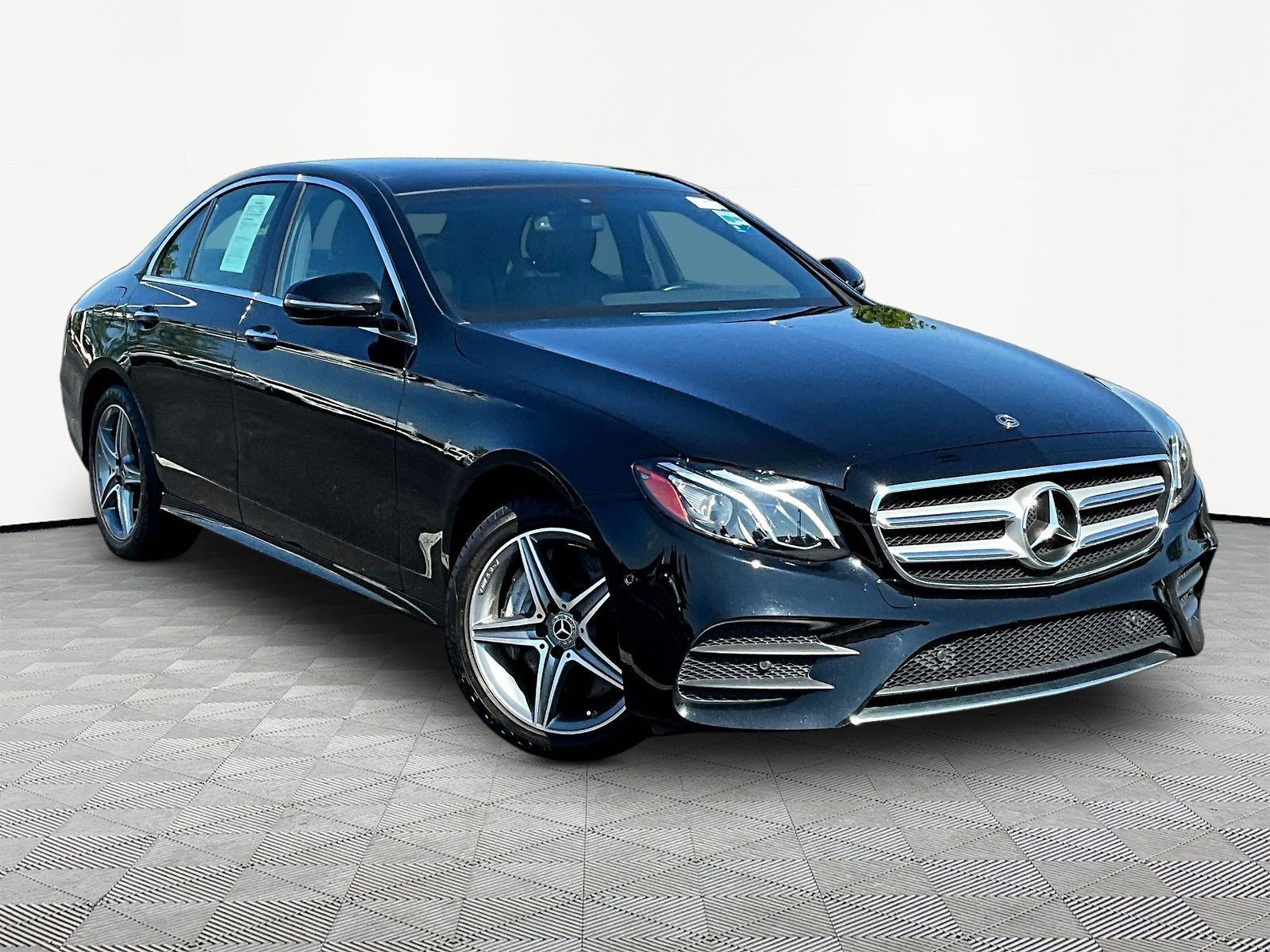 Used 2017 Mercedes-Benz E 300 4MATIC image 3