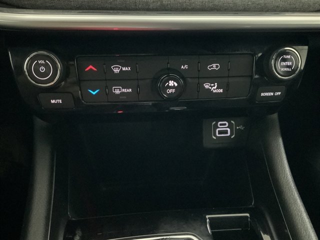 Used 2023 Jeep Compass Latitude image 30