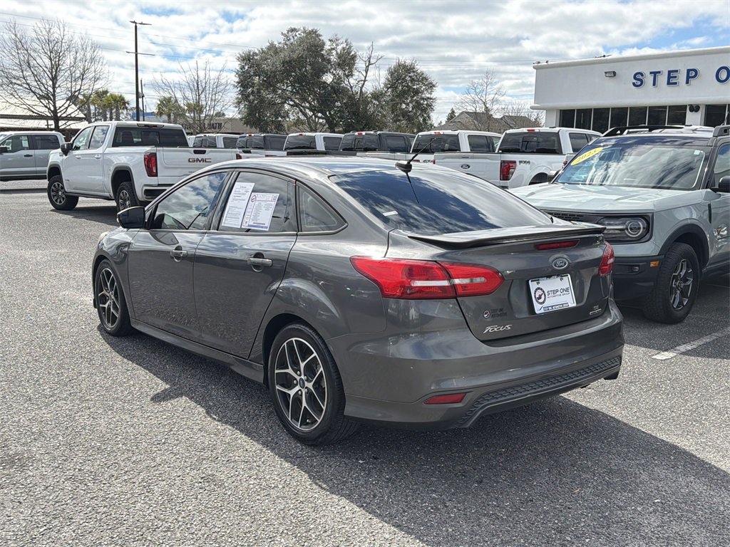 Used 2016 Ford Focus SE w/ SE Sport Package image 9