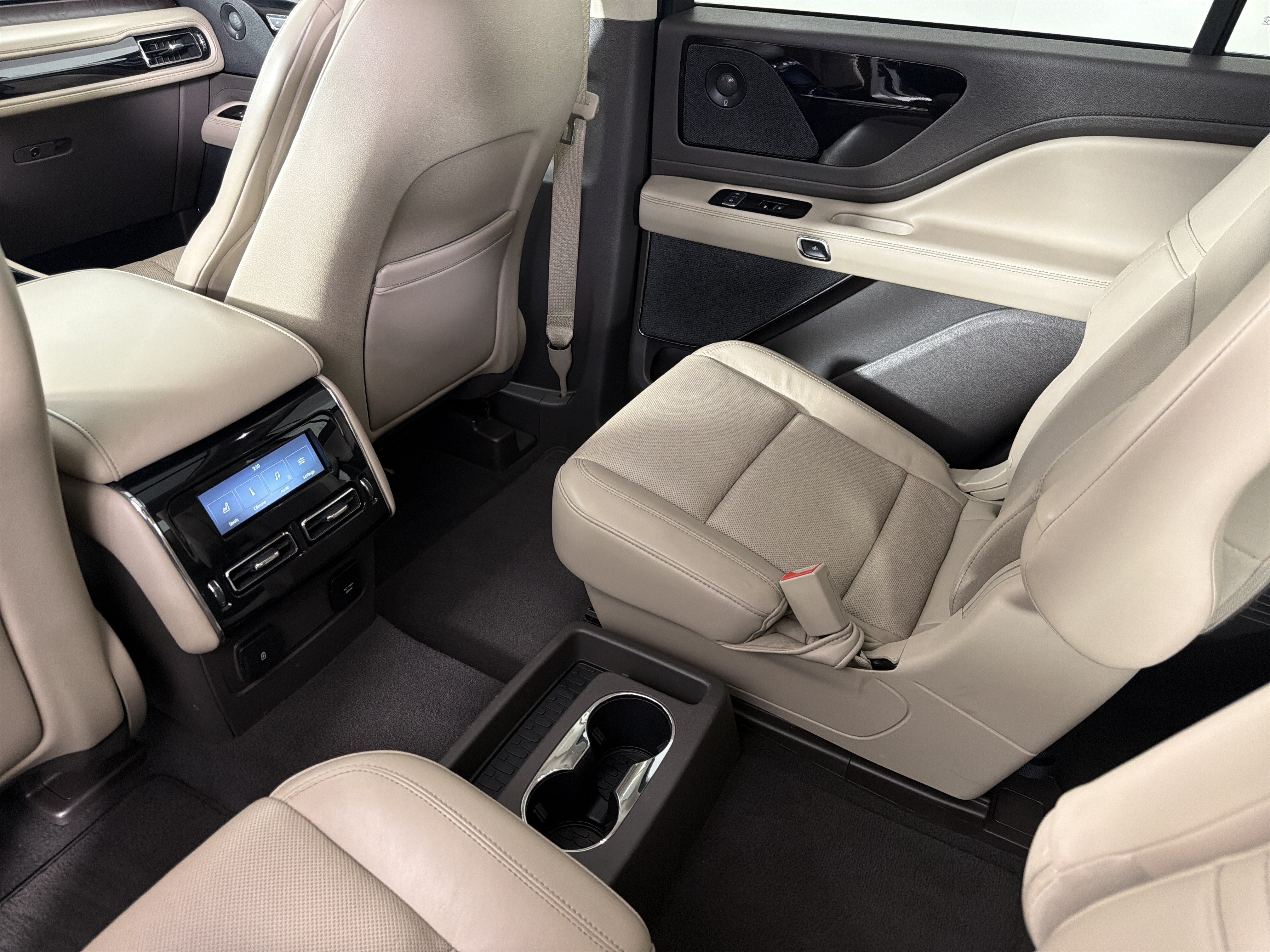 Used 2020 Lincoln Aviator Grand Touring w/ Elements Package Plus AWD/4WD image 28