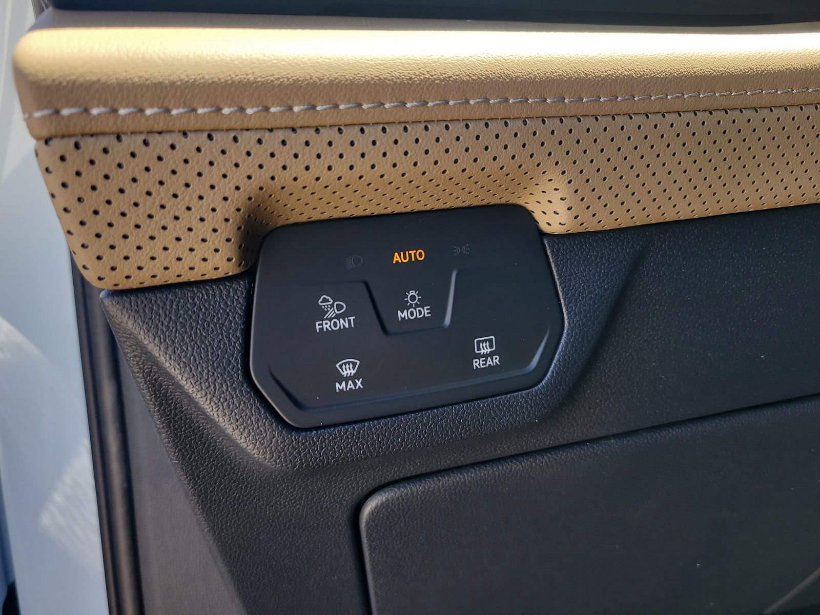 New 2026 Volkswagen Atlas Cross Sport SE FWD image 30