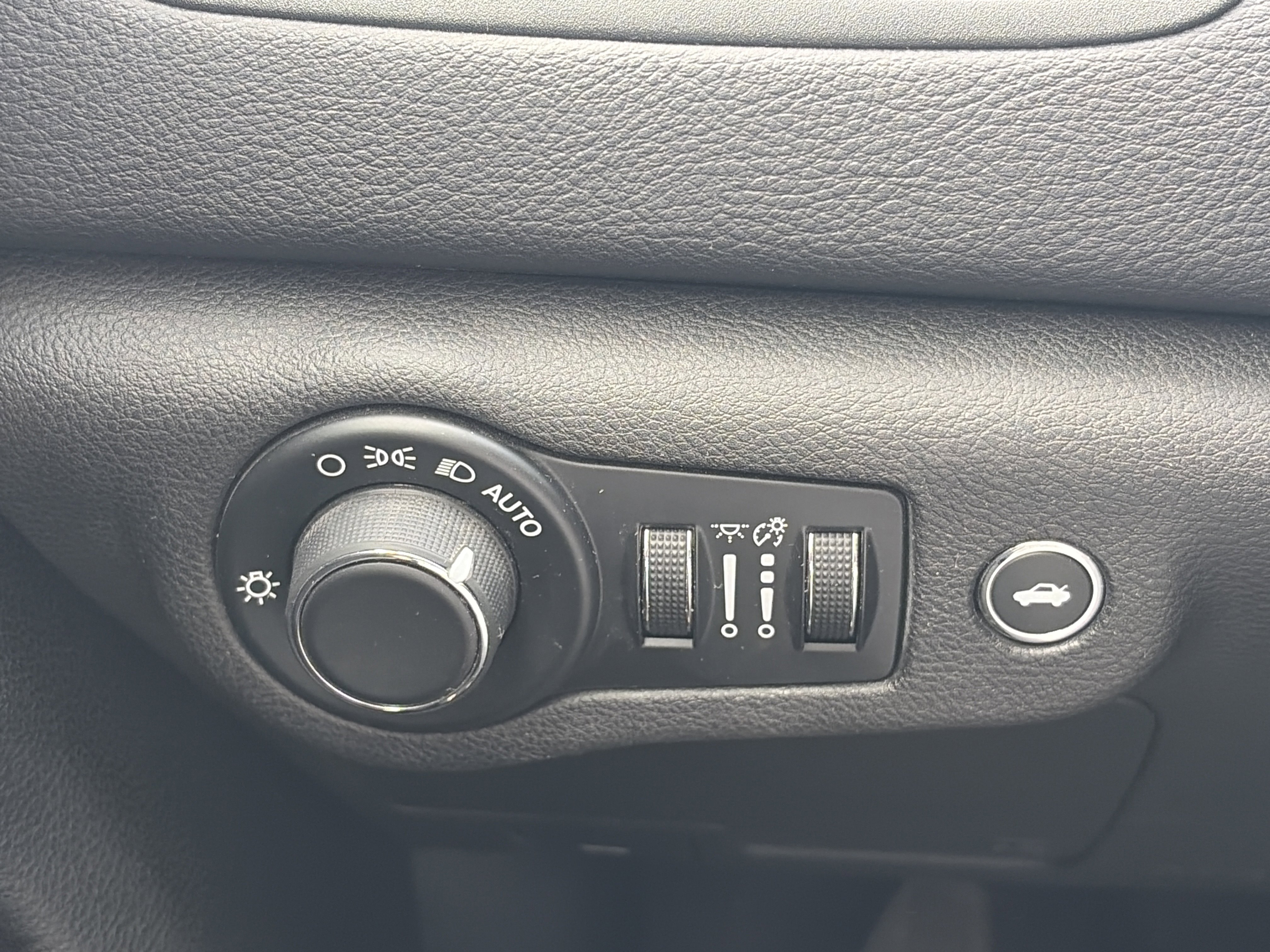 Used 2015 Chrysler 200 Limited w/ Convenience Group FWD image 25