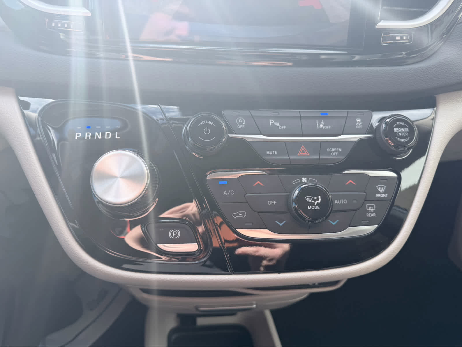 Used 2023 Chrysler Pacifica Touring-L image 27