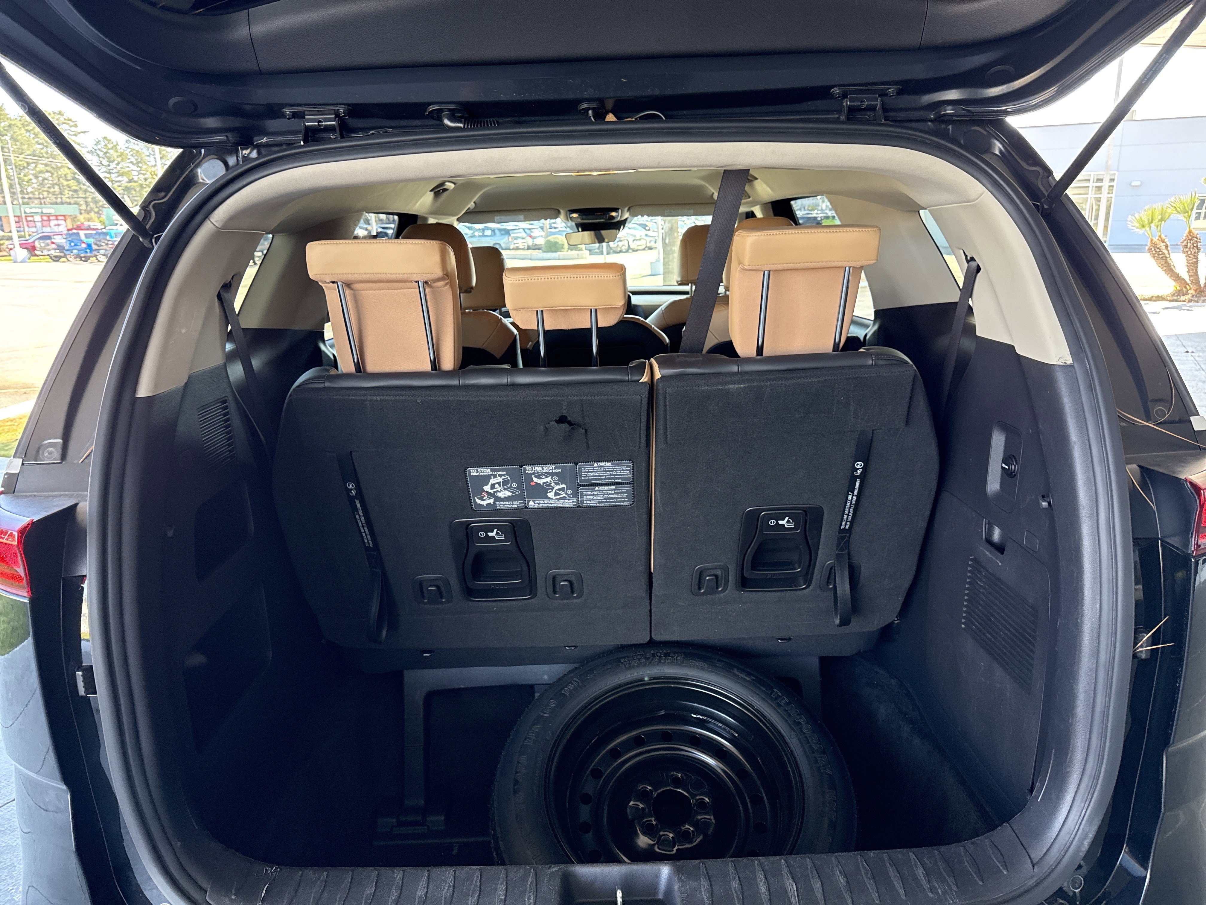 Used 2023 Kia Carnival LX image 29