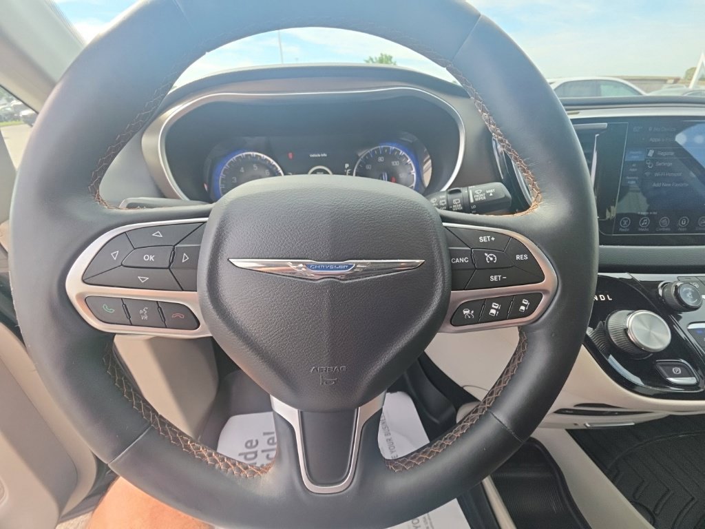 Used 2017 Chrysler Pacifica Touring-L Plus w/ Advanced Safetytec Group FWD image 18
