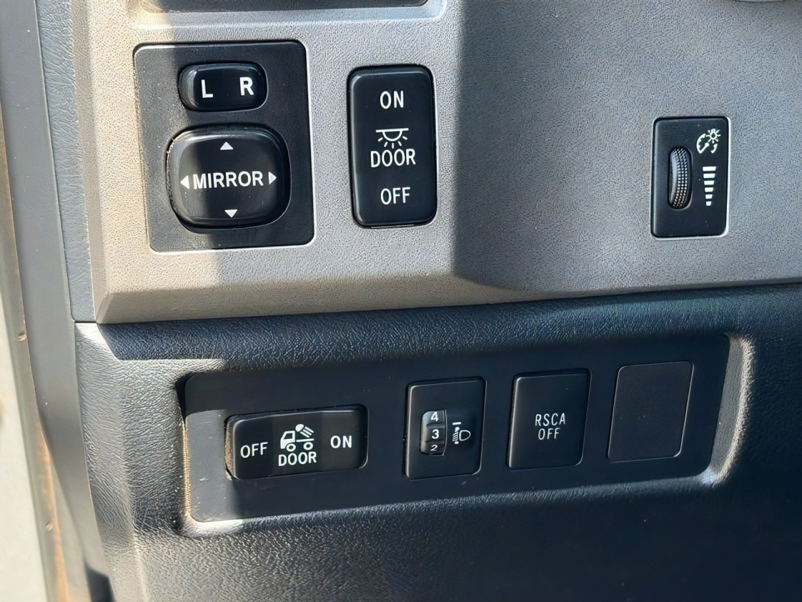 Used 2013 Toyota Tundra 4x4 CrewMax w/ Tow Pkg image 18