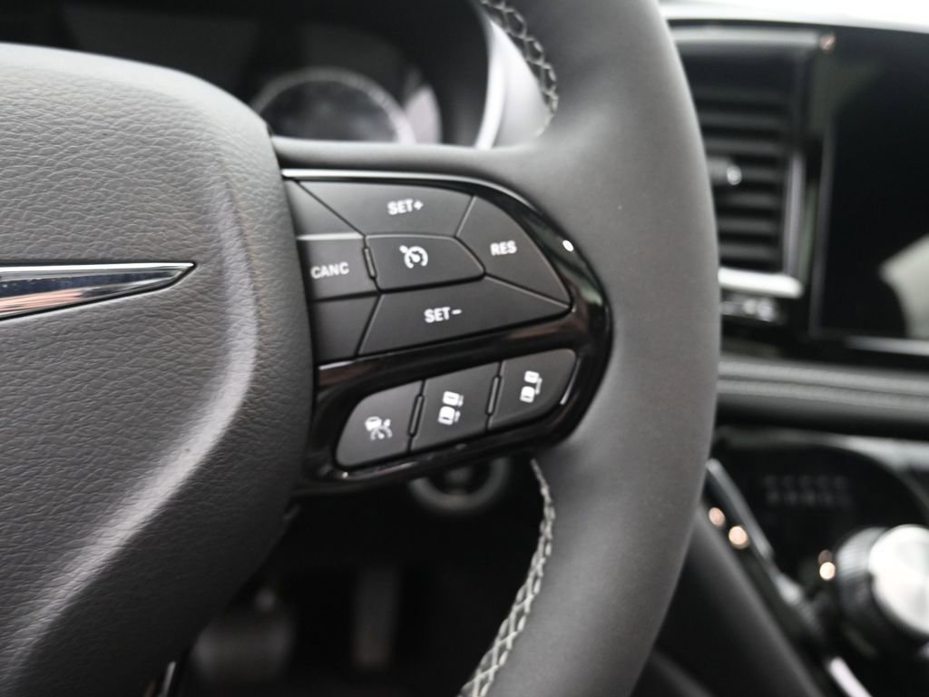 Used 2025 Chrysler Pacifica Limited image 29