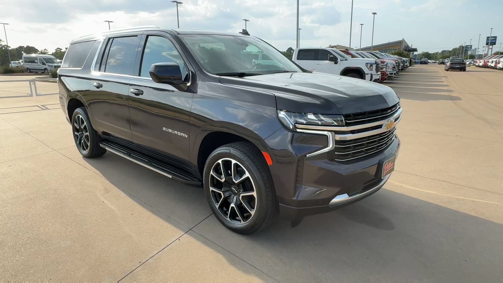 Used 2024 Chevrolet Suburban LT AWD/4WD image 3