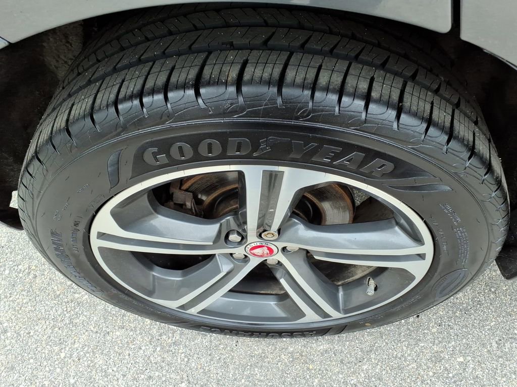 Used 2017 Jaguar F-PACE R-Sport image 9