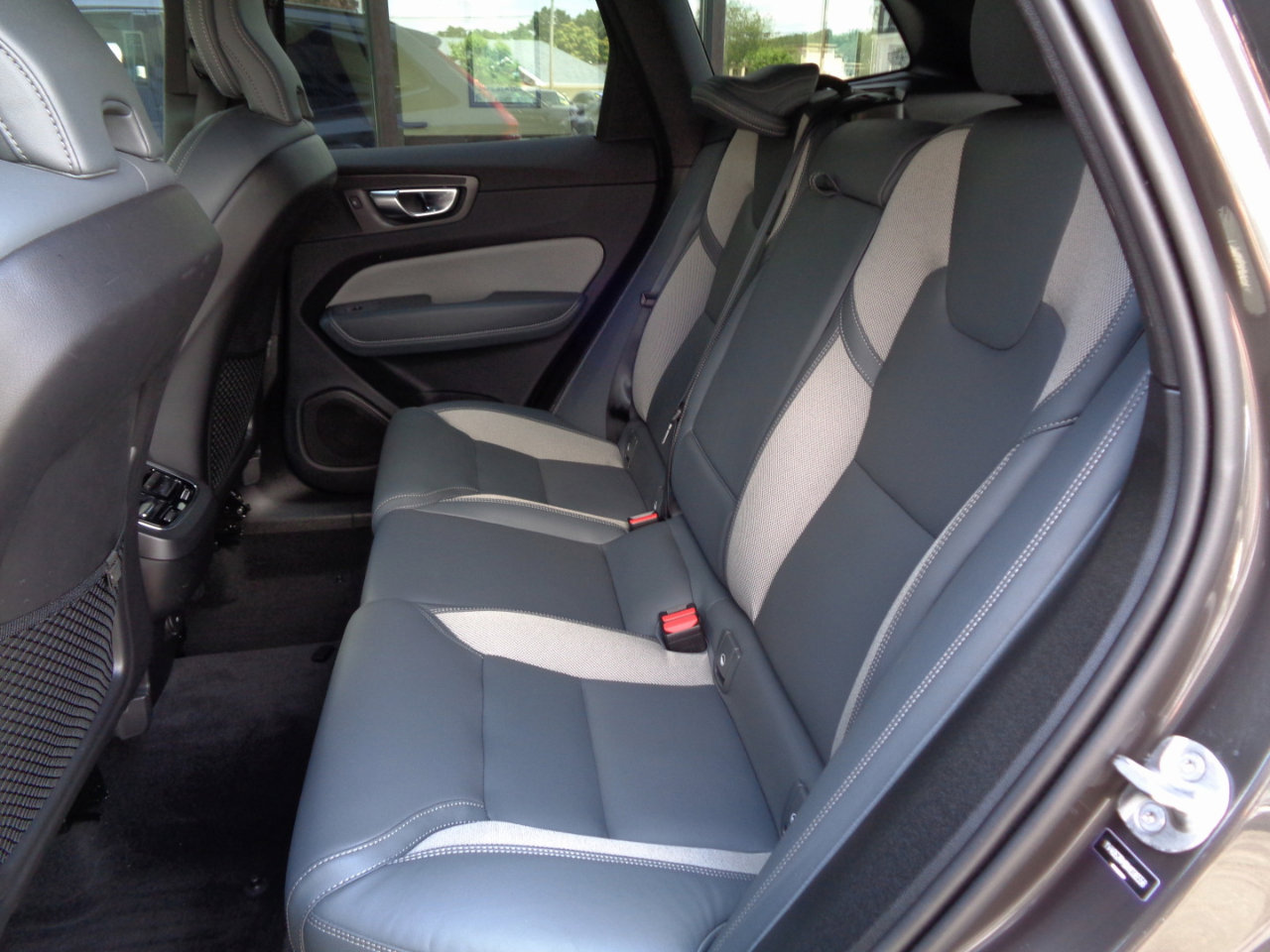 Used 2022 Volvo XC60 B6 R-Design image 19