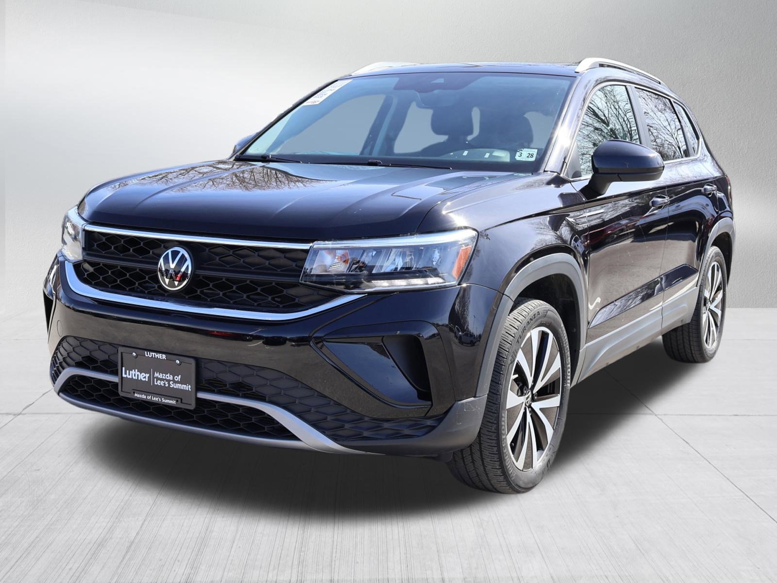 Used 2023 Volkswagen Taos SE w/ Panoramic Sunroof Package AWD/4WD image 3