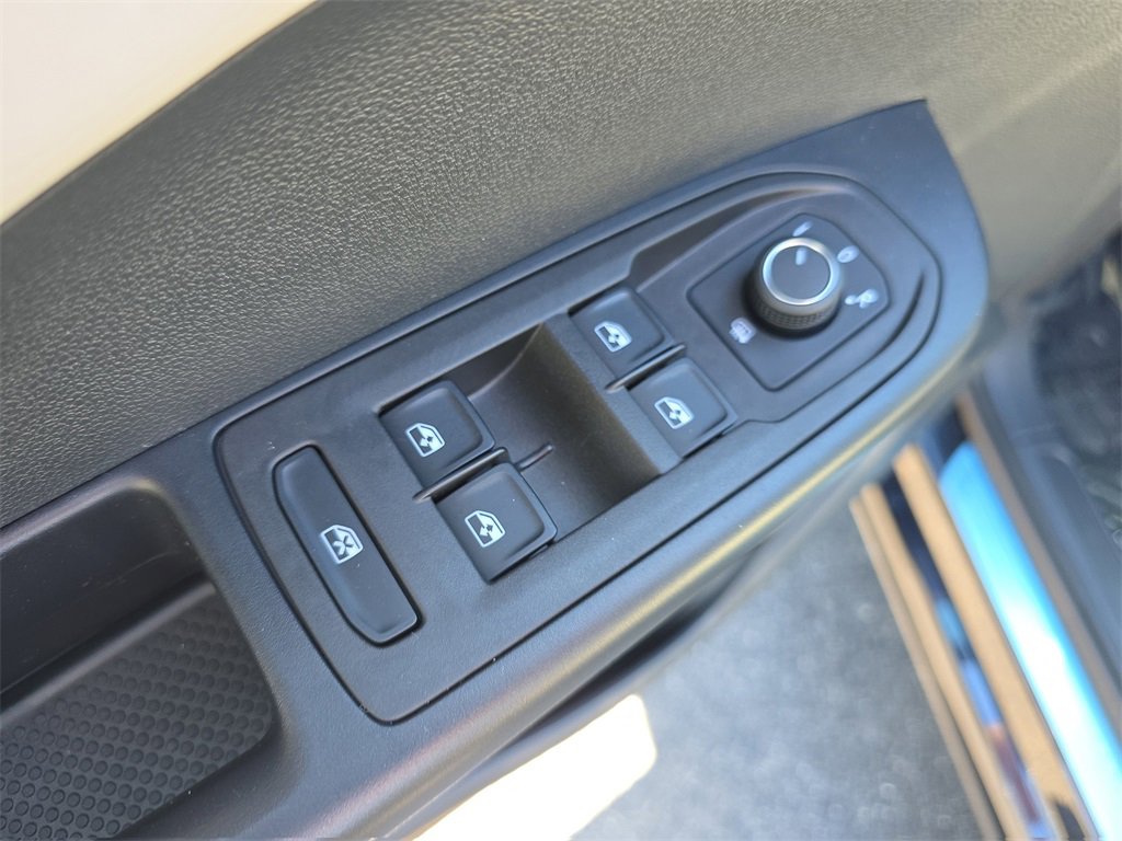 Used 2025 Volkswagen Taos SE image 17