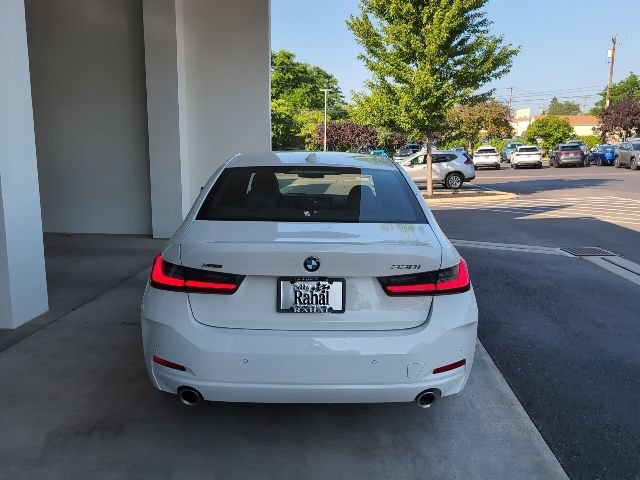 Used 2025 BMW 330i xDrive Sedan w/ Convenience Package AWD/4WD image 4