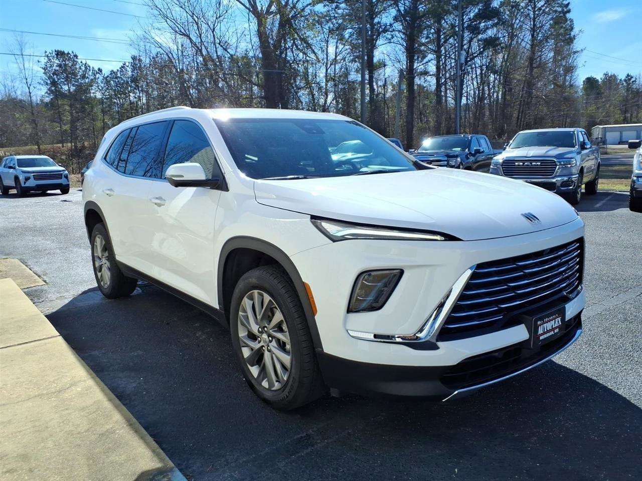 Used 2025 Buick Enclave Preferred image 3