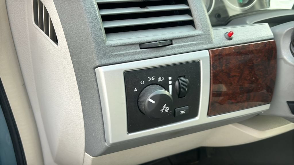 Used 2009 Chrysler Town & Country Touring FWD image 16
