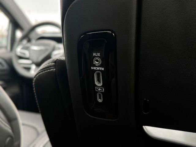 New 2026 Chrysler Pacifica Limited w/ Uconnect Theater Family Group image 27