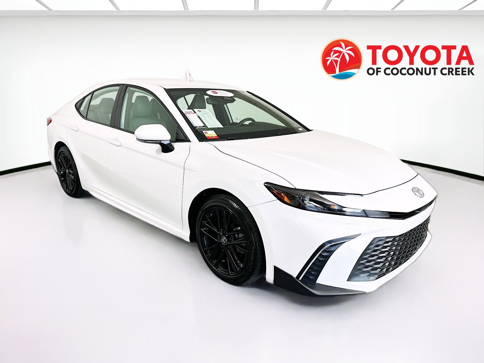 Used 2025 Toyota Camry SE w/ Convenience Package FWD image 1