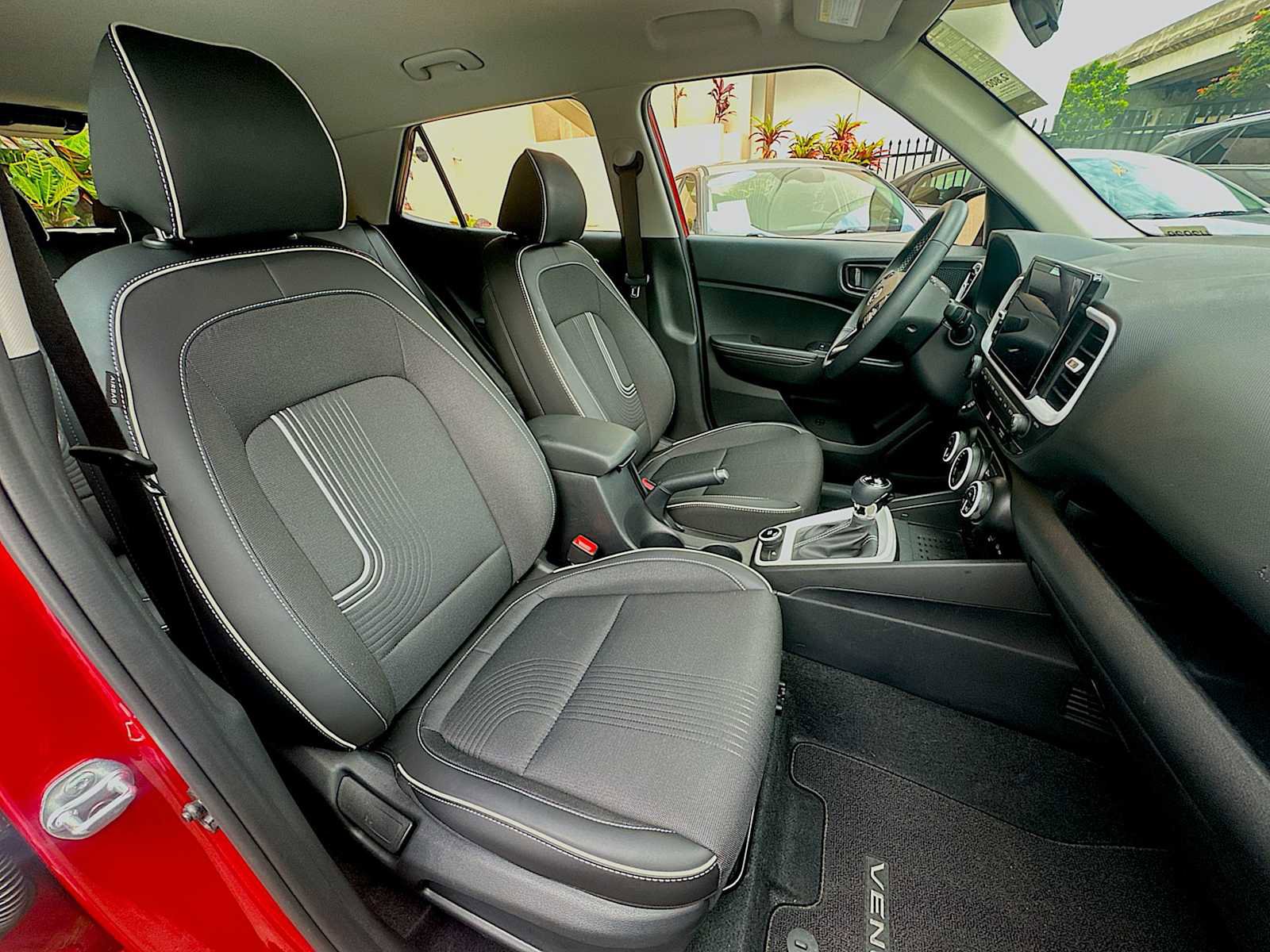 Used 2024 Hyundai Venue Limited image 17