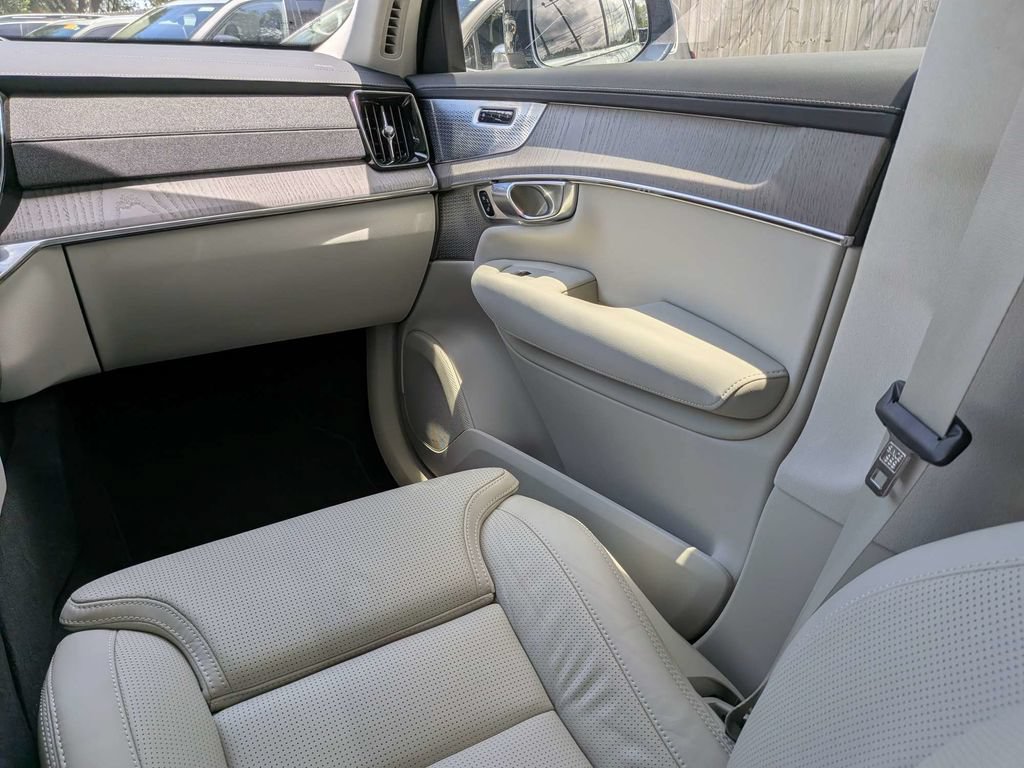 Certified 2025 Volvo XC90 B6 Ultra AWD/4WD image 24