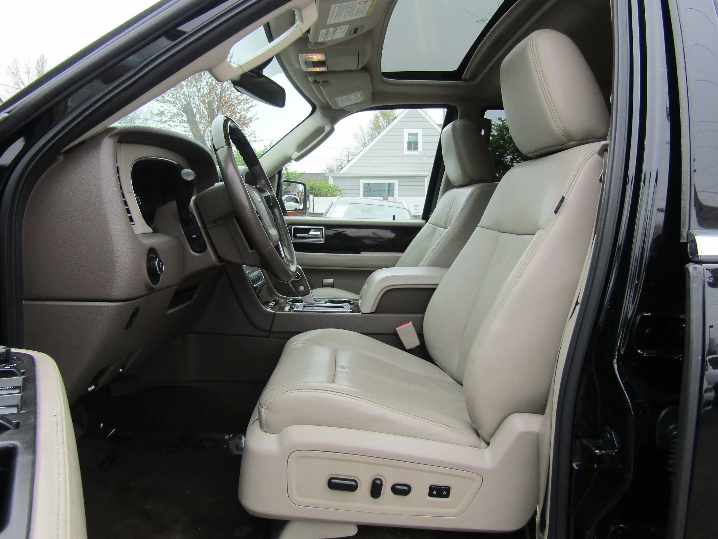 Used 2016 Lincoln Navigator L Select AWD/4WD image 19